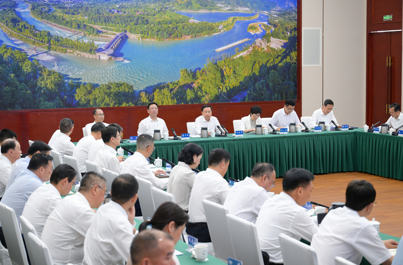 王晓晖主持召开防汛抗旱减灾工作调度会议强调
细之又细实之又实做好各项工作
坚决打赢打好防汛抗旱减灾主动仗攻坚战
施小琳出席「相关图片」